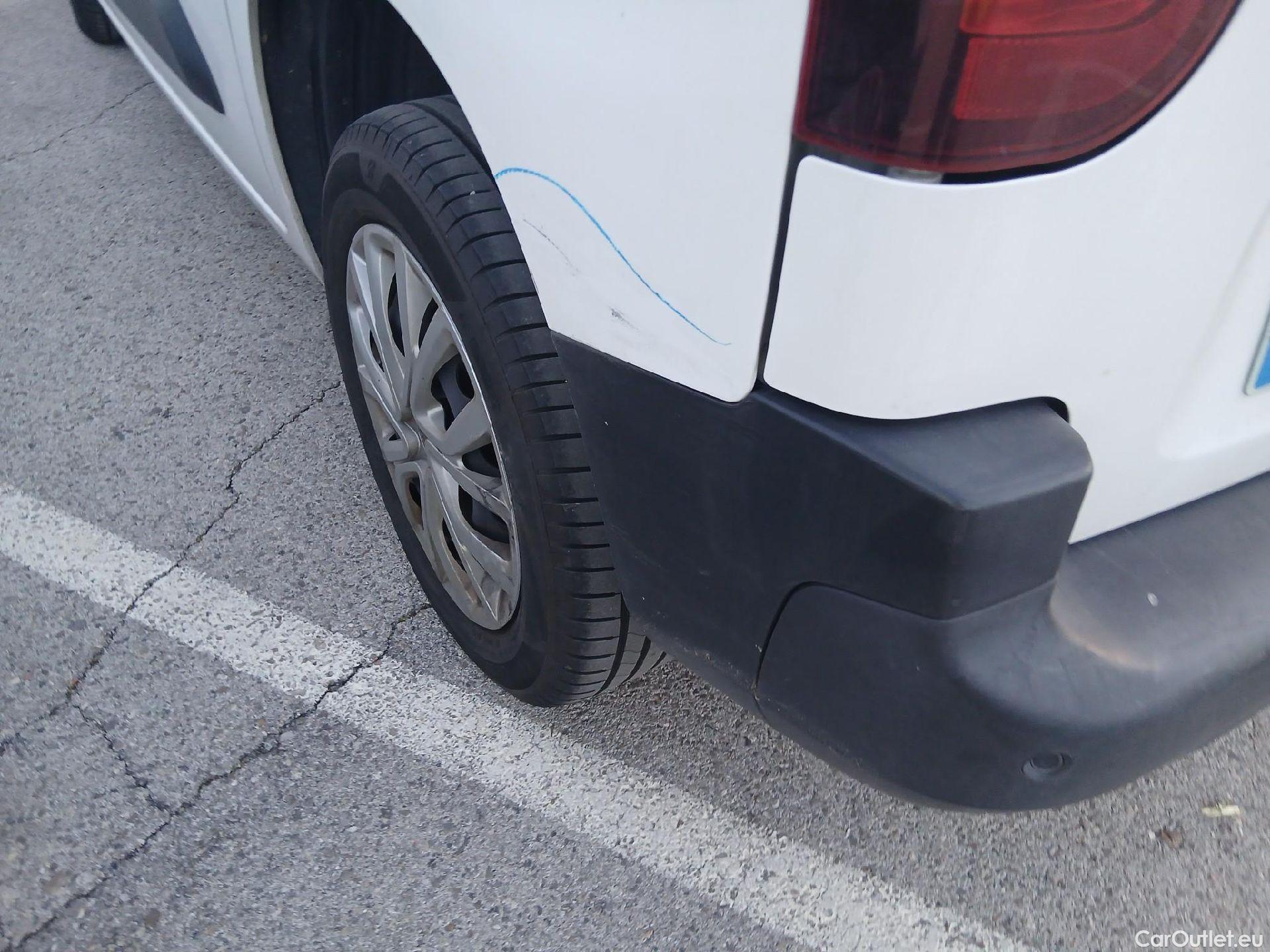 Citroen  Berlingo CITROEN  / 2018 / 4P / combi Talla M BlueHDi 100 S&S LIVE PACK #25