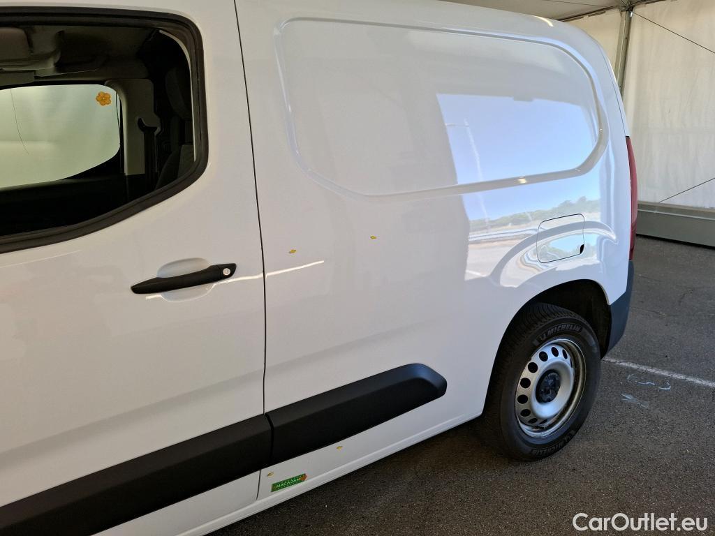  Peugeot  Partner PEUGEOT  / 2018 / 4P / Fourgonnette BHDI 100 S&S STANDARD 650KG PREMIUM #1