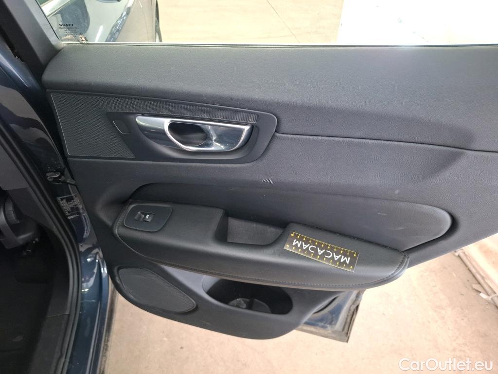  Volvo  XC60 VOLVO  / 2021 / 5P / SUV B4 197 GearTronic 8 Momentum #3