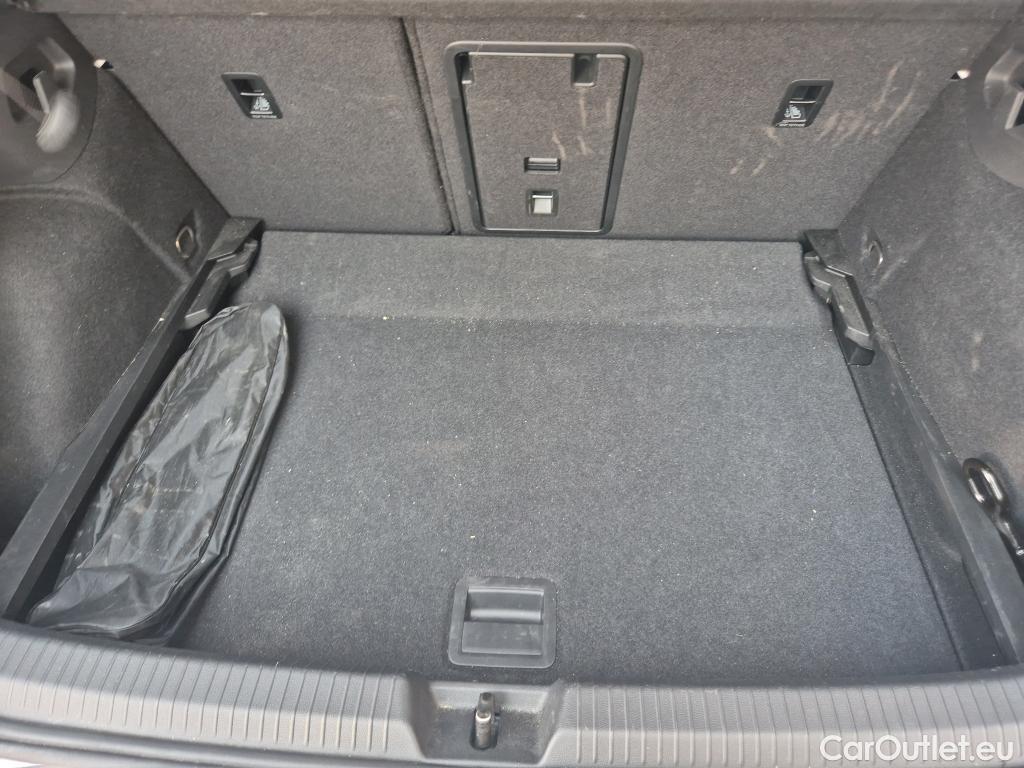  Volkswagen  Golf  VIII Berlina Life eTSI 1.0 TSI 110CV AT7 E6d #10