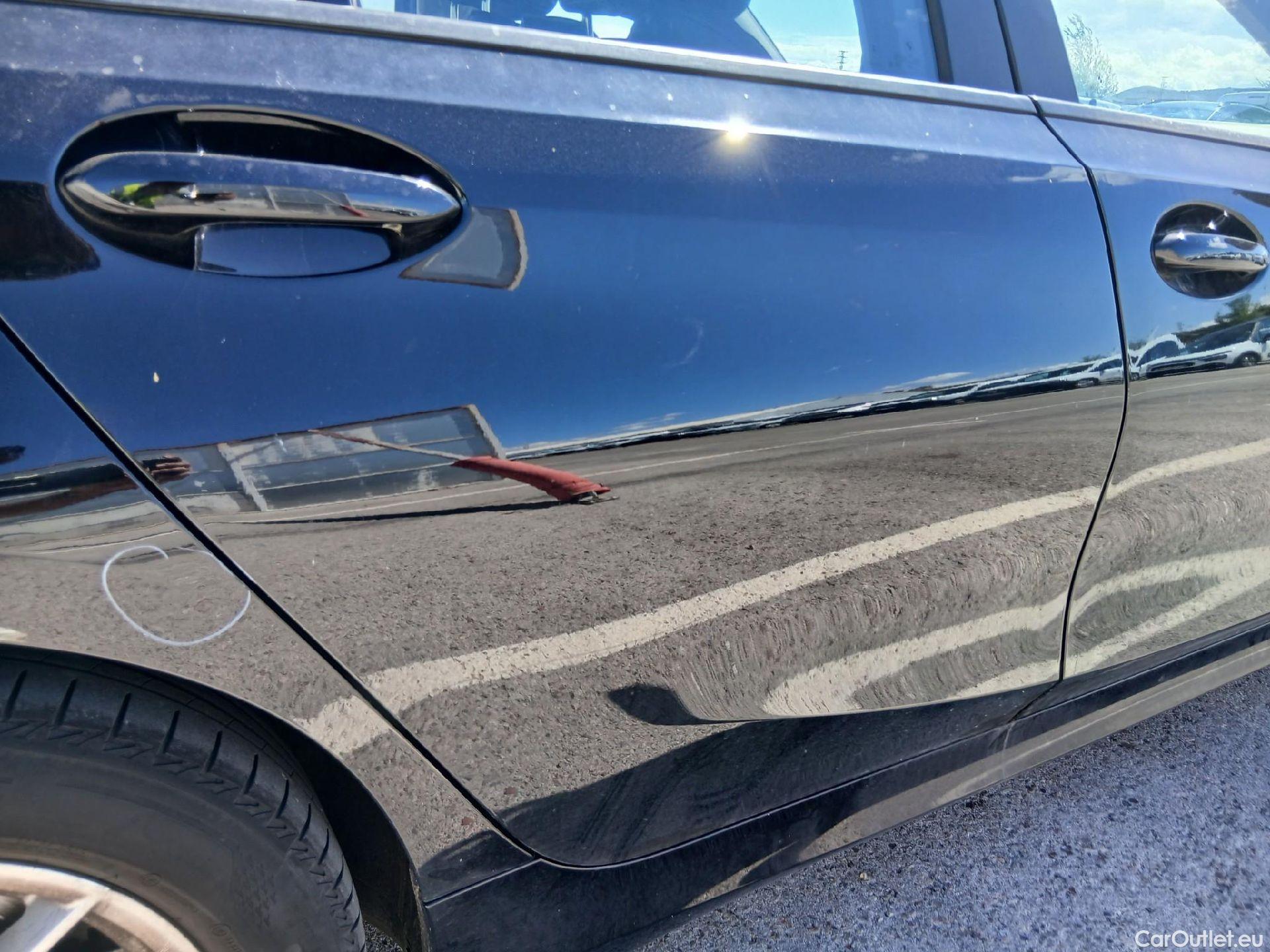  Bmw  Serie 3 BMW  / 2018 / 4P / sedán 318d Auto. #32