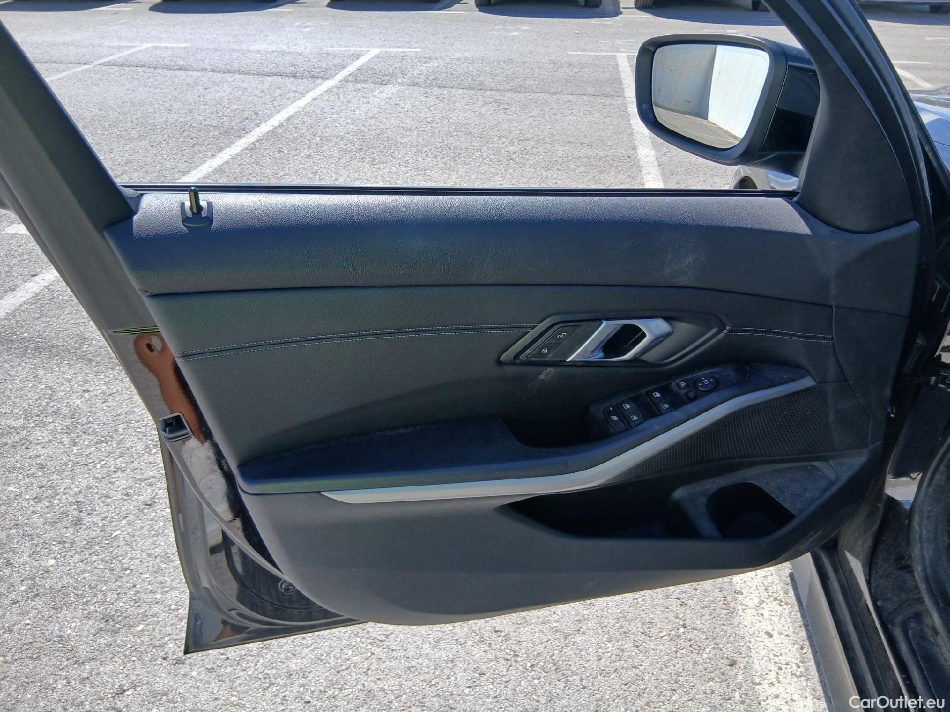  Bmw  Serie 3 BMW  / 2018 / 4P / sedán 318d Auto. #19