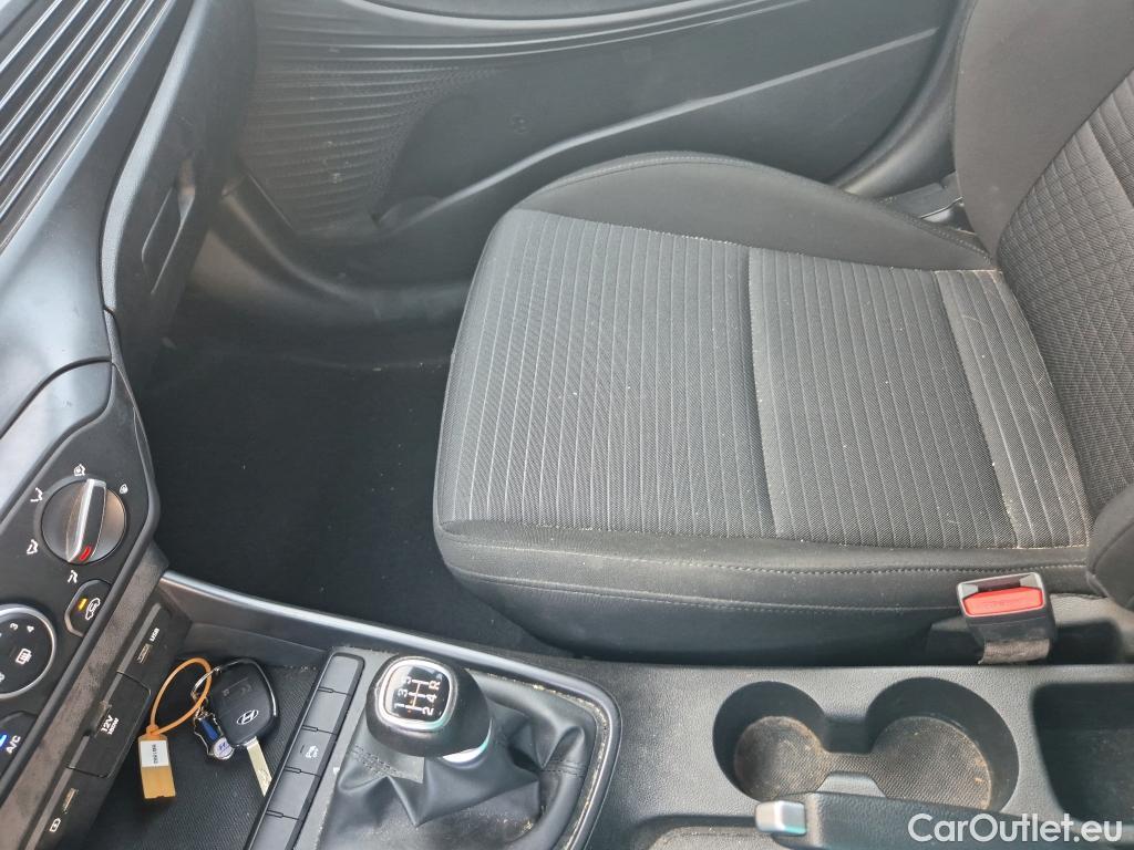  Hyundai  i20 HYUNDAI  / 2020 / 5P / berlina con portón 1.2 MPI Klass #4