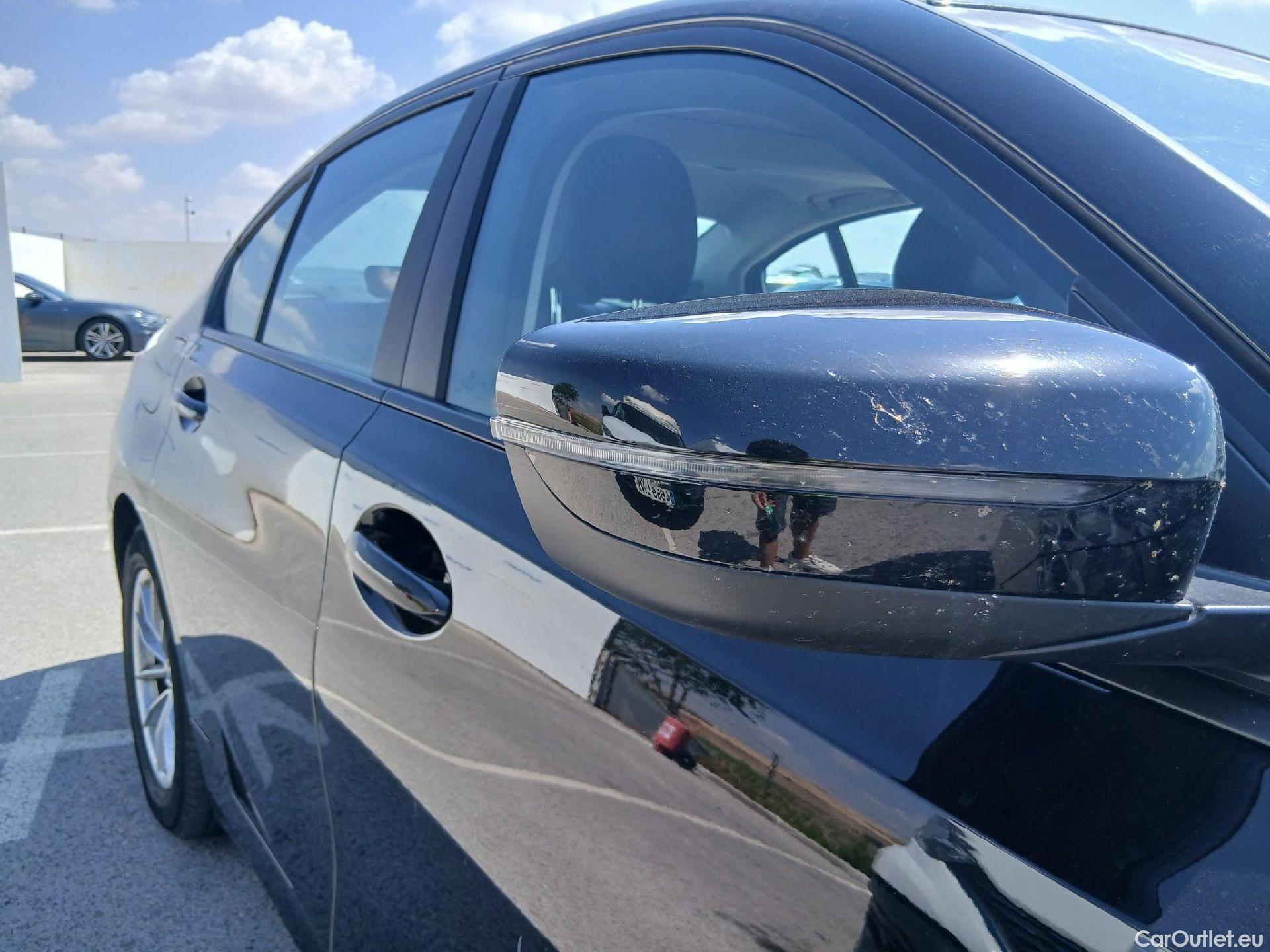  Bmw  Serie 3 BMW  / 2018 / 4P / sedán 318d Auto. #41