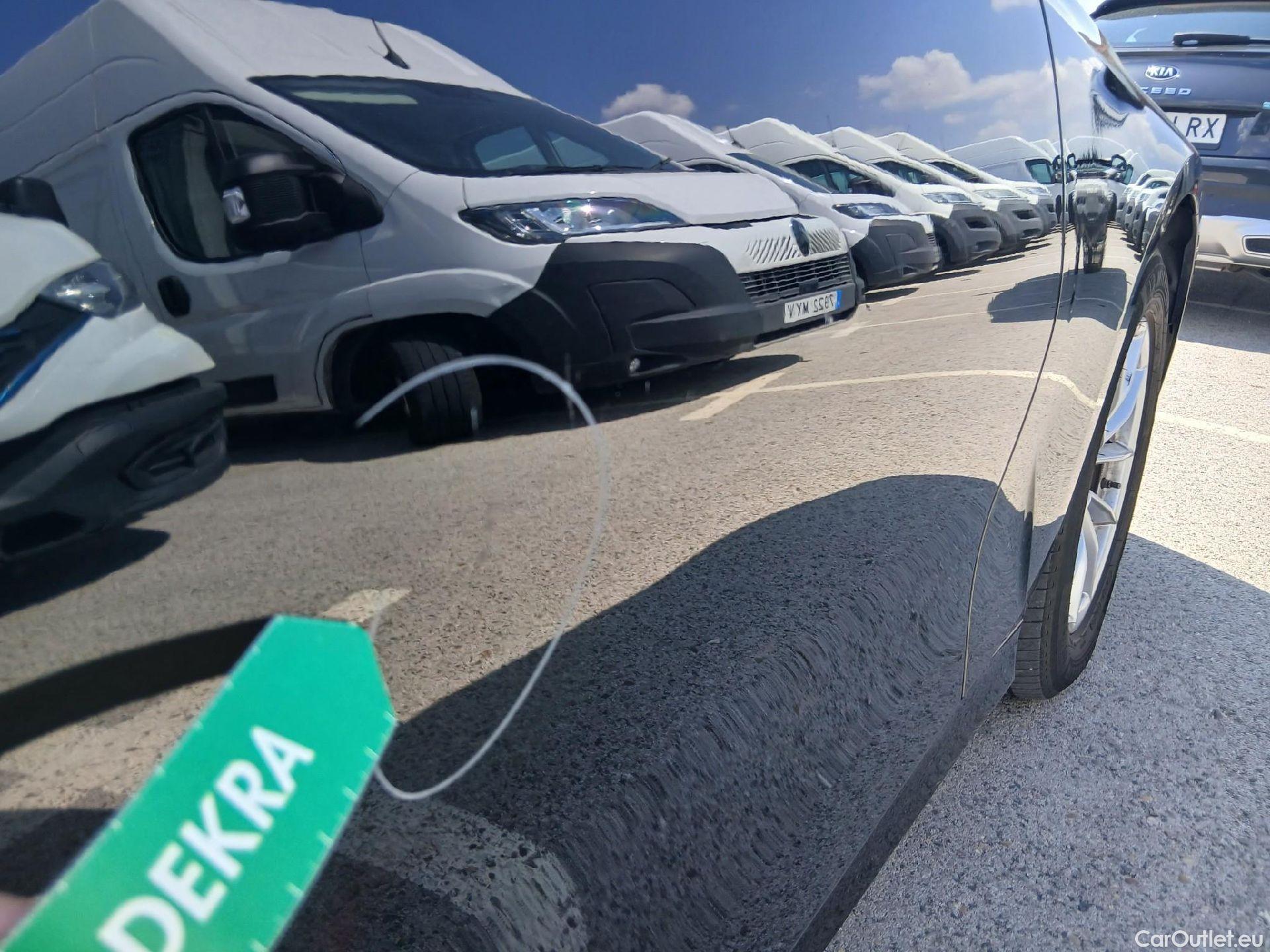  Bmw  Serie 3 BMW  / 2018 / 4P / sedán 318d Auto. #34