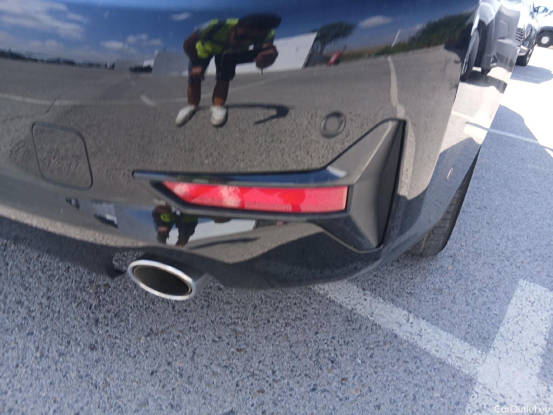  Bmw  Serie 3 BMW  / 2018 / 4P / sedán 318d Auto. #25