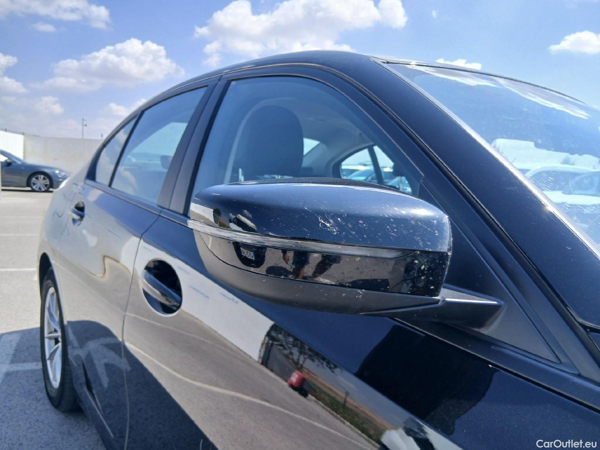  Bmw  Serie 3 BMW  / 2018 / 4P / sedán 318d Auto. #42