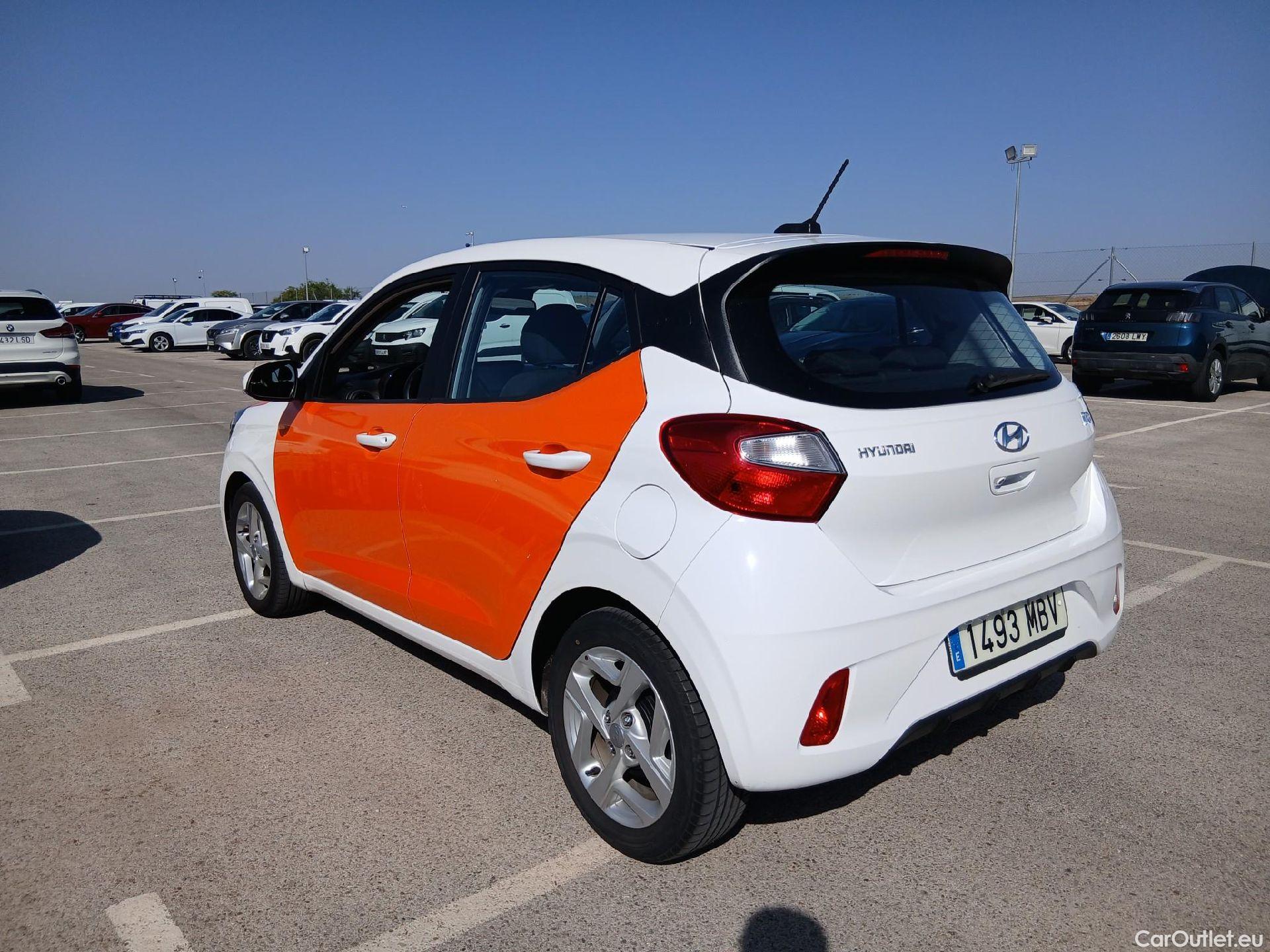  Hyundai  i10 HYUNDAI  / 2020 / 5P / berlina con portón 1.0 Klass #4
