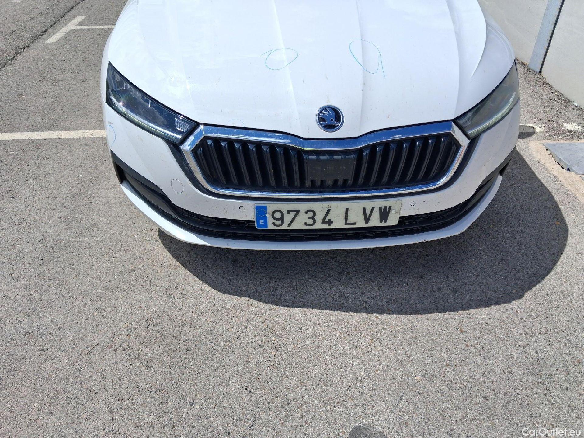  Skoda  Octavia SKODA  / 2020 / 5P / familiar Combi 2.0 TDI 85kW(115CV) Man Ambition #6