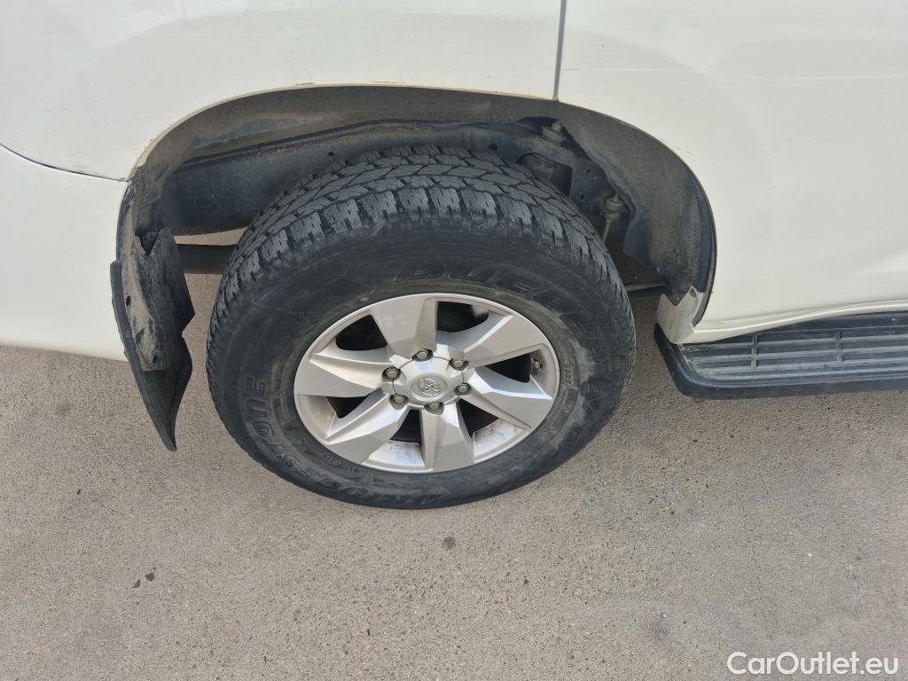  Toyota  Land Cruiser TOYOTA  / 2017 / 5P / todoterreno 2.8 D-4D VX AUTO #34