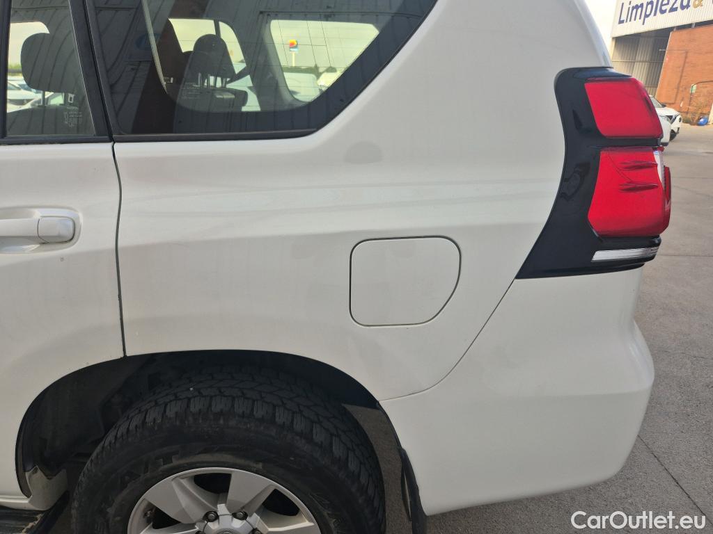  Toyota  Land Cruiser TOYOTA  / 2017 / 5P / todoterreno 2.8 D-4D VX AUTO #22
