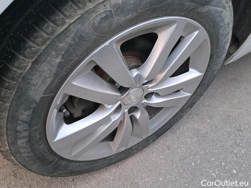  Peugeot  308 PEUGEOT  / 2017 / 5P / berlina con portón 5p Active Pack BlueHDi 130 S&S #9
