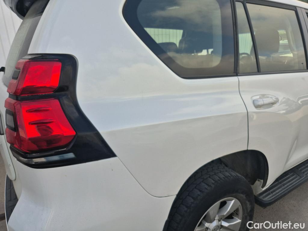  Toyota  Land Cruiser TOYOTA  / 2017 / 5P / todoterreno 2.8 D-4D VX AUTO #6