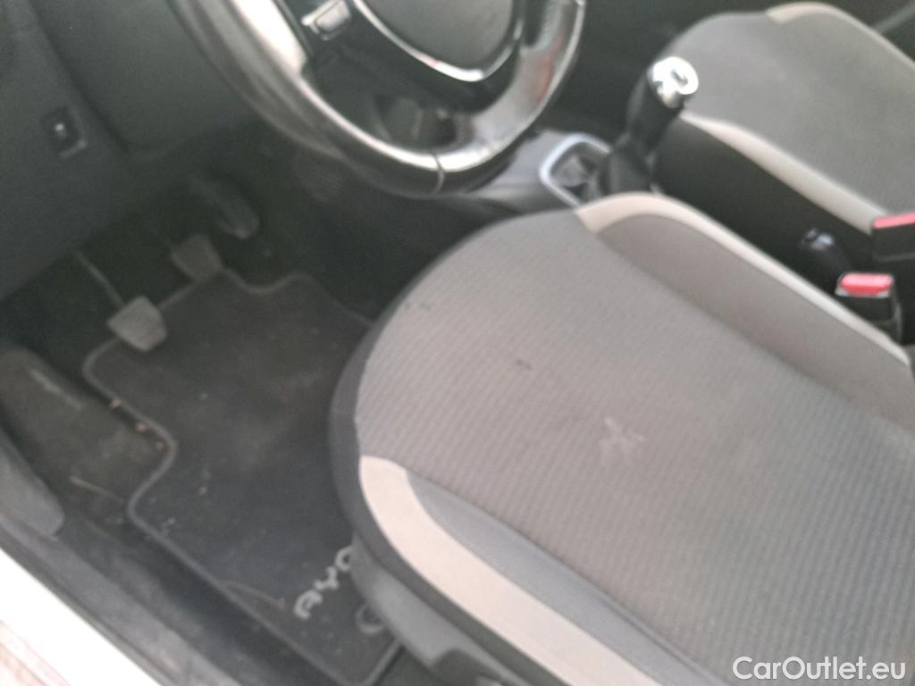  Toyota  Aygo TOYOTA  / 2018 / 5P / minicoche 1.0 70 x-play #9