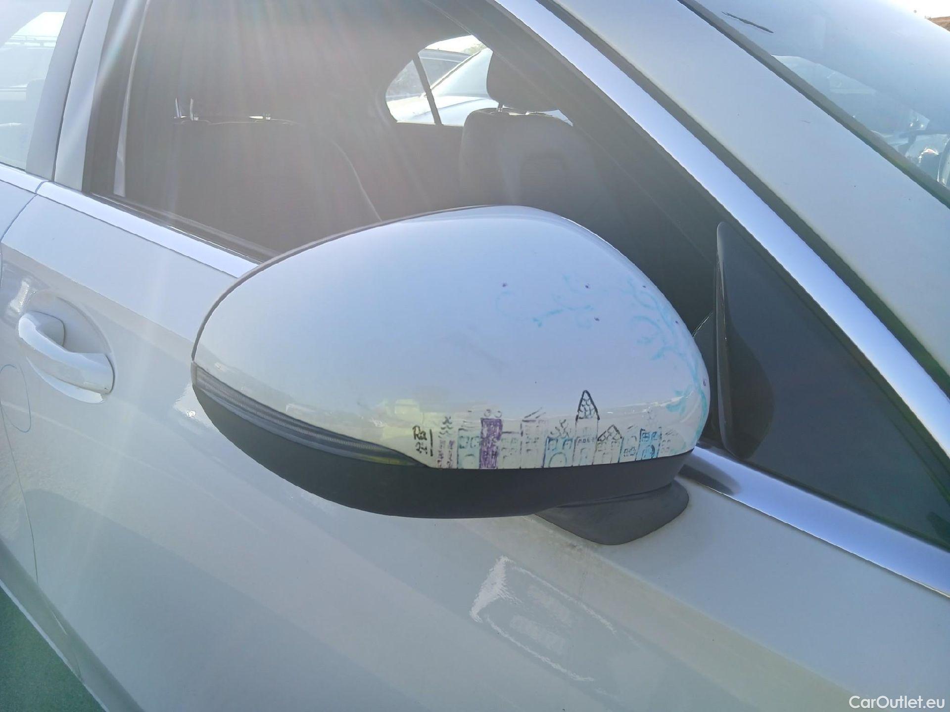  Mercedes  A-Klasse MERCEDES-BENZ Clase A / 2018 / 4P / sedán Sedán A 250 e #39