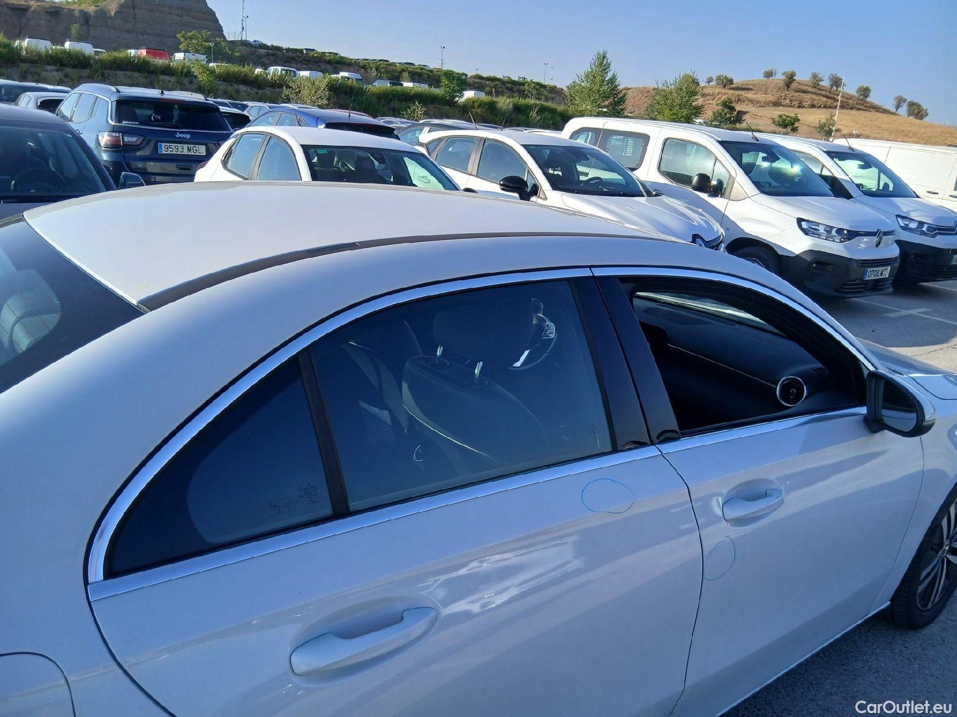  Mercedes  A-Klasse MERCEDES-BENZ Clase A / 2018 / 4P / sedán Sedán A 250 e #40