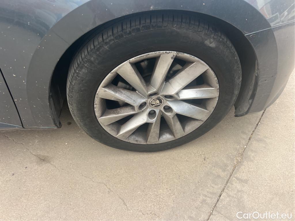  Skoda  Superb SKODA  / 2019 / 5P / familiar Combi 2.0 TDI 110kW (150CV) DSG Ambition #24