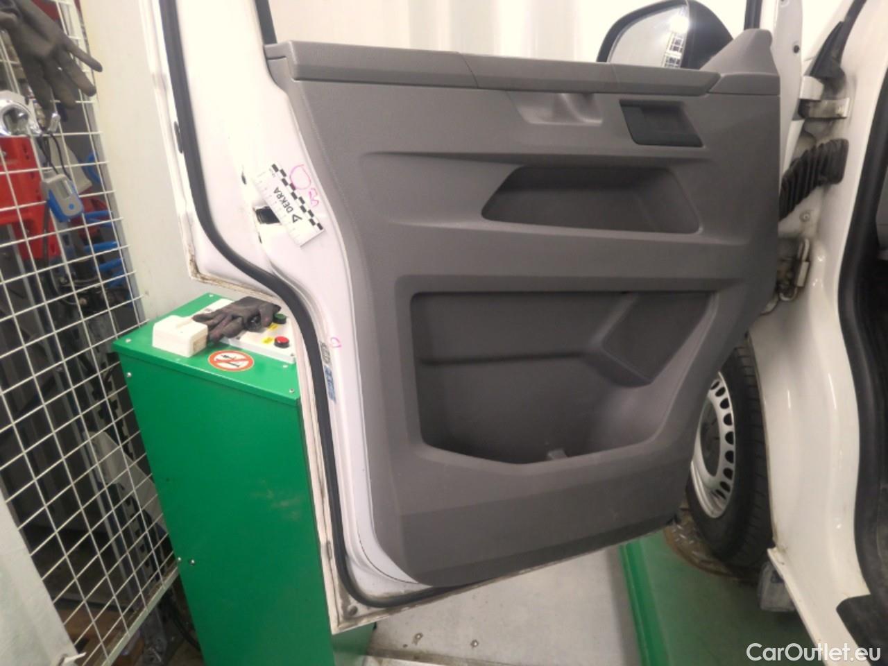  Volkswagen  Transporter T6 TDI 150 28 L1H1 A CV 4M #17