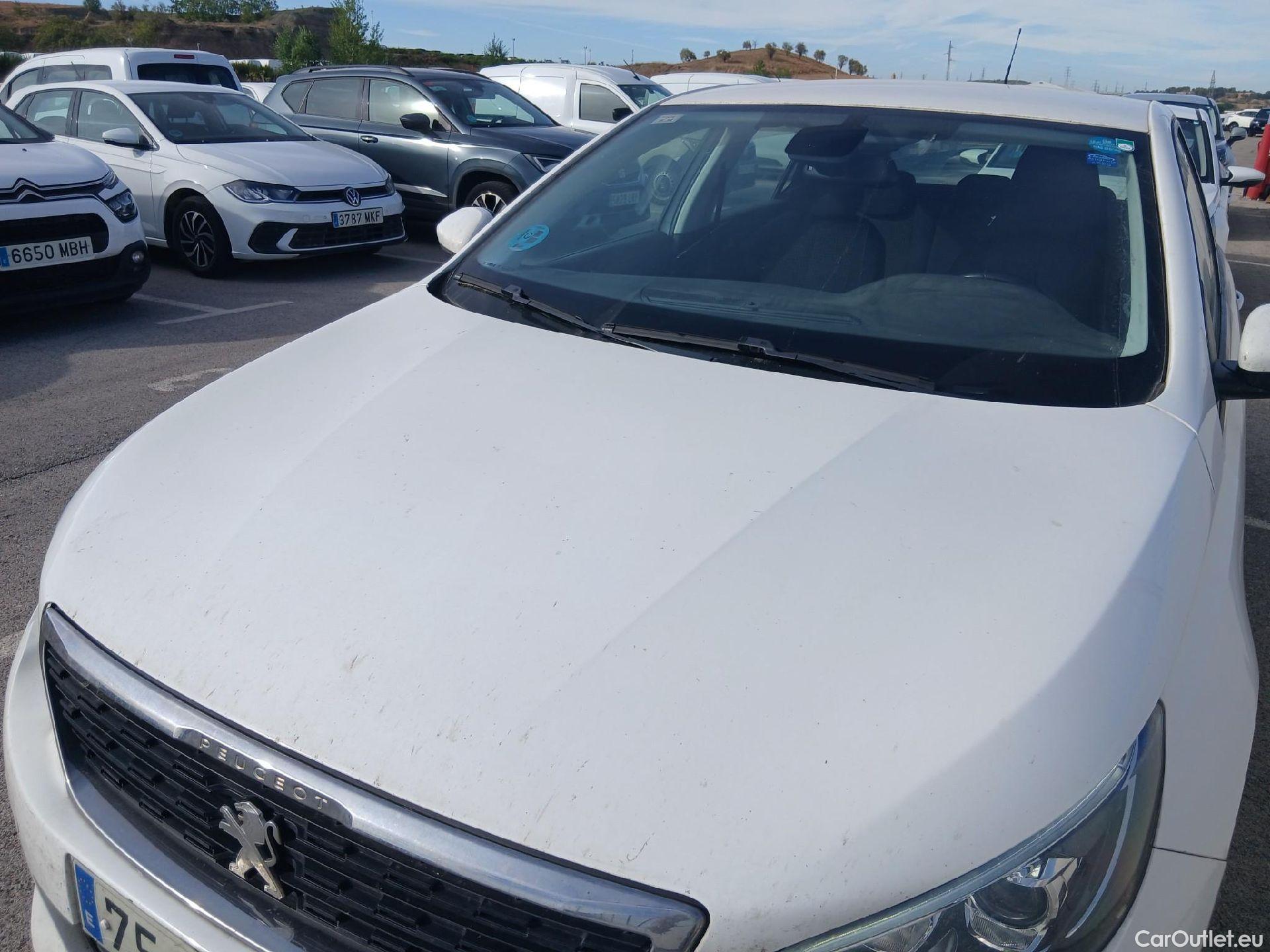  Peugeot  308 PEUGEOT  / 2017 / 5P / berlina con portón 5p Active 1.2 PureTech 96KW (130CV) S&S (AC) #19