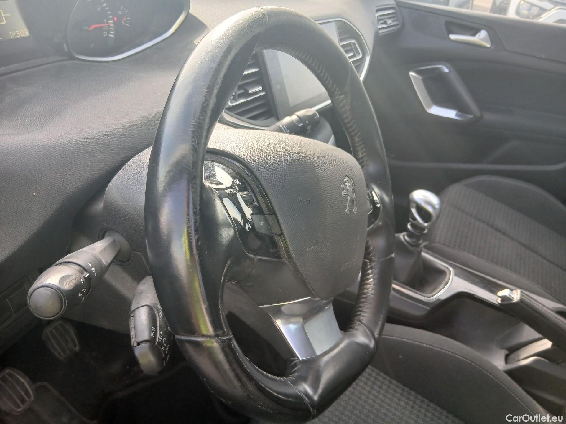  Peugeot  308 PEUGEOT  / 2017 / 5P / berlina con portón 5p Active 1.2 PureTech 96KW (130CV) S&S (AC) #11