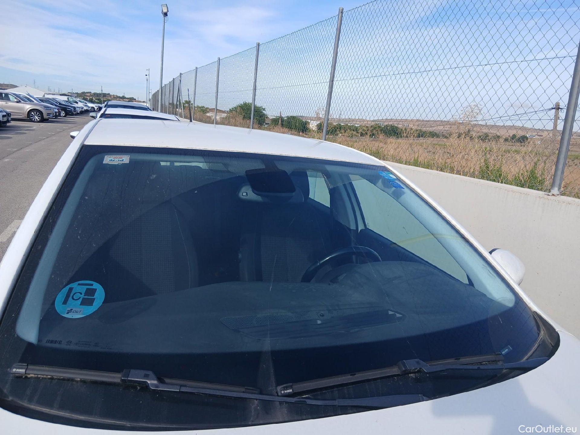  Peugeot  308 PEUGEOT  / 2017 / 5P / berlina con portón 5p Active 1.2 PureTech 96KW (130CV) S&S (AC) #20