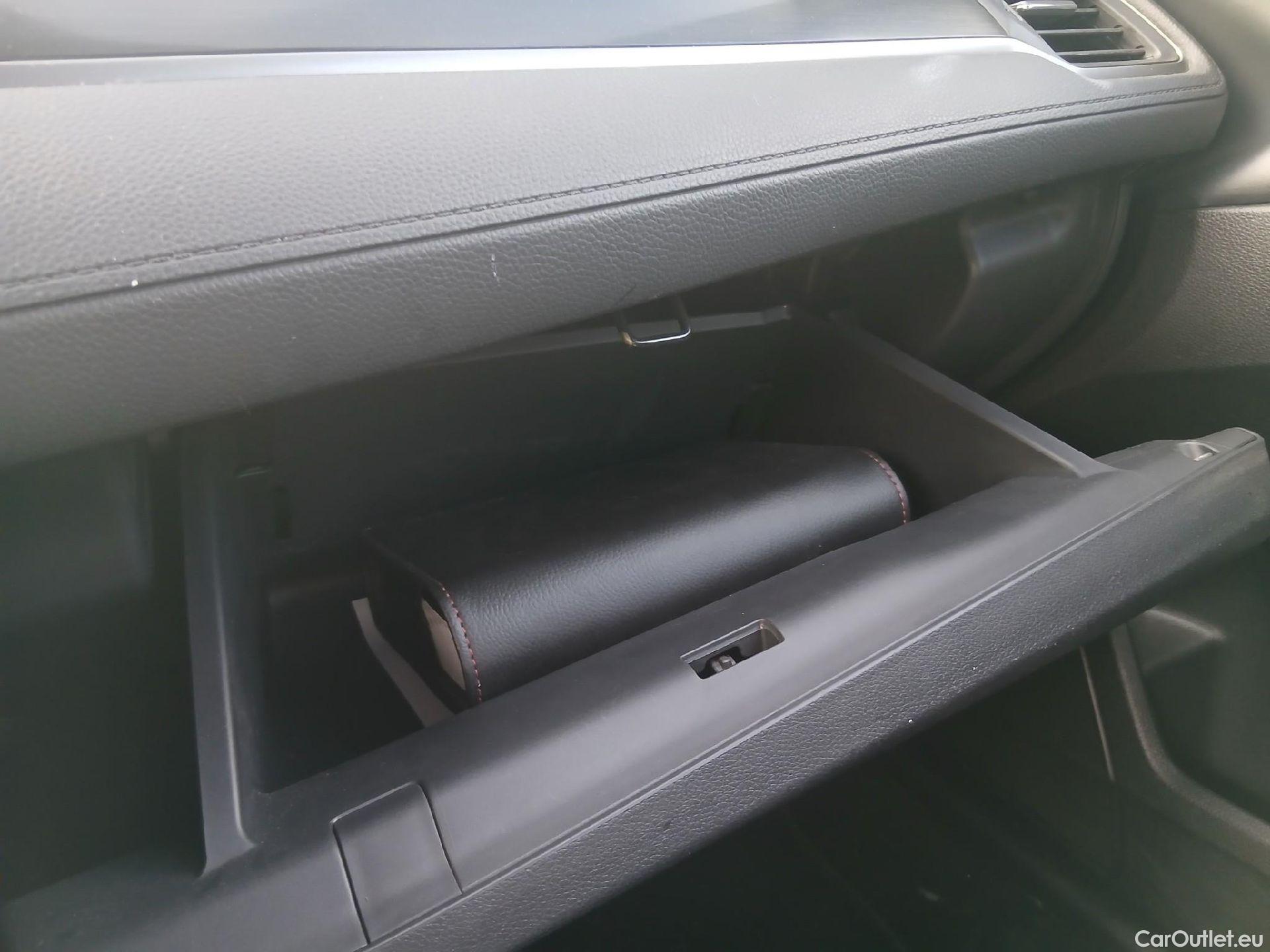  Honda  Civic HONDA  / 2019 / 5P / berlina con portón 1.0 I-VTEC TURBO COMF SPORT LINE #1