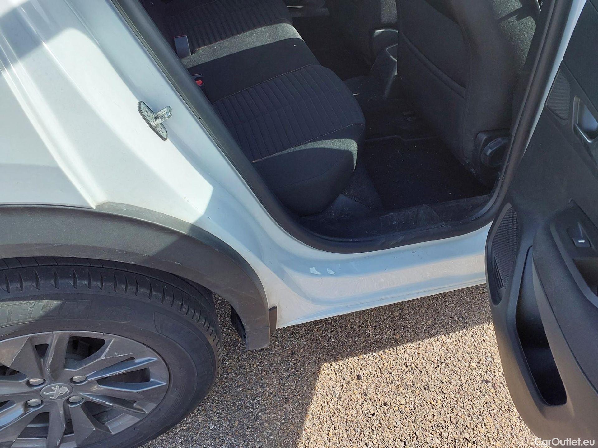 Peugeot  2008 PEUGEOT  / 2019 / 5P / todoterreno Active Pack BlueHDI 81kW (110CV) #3
