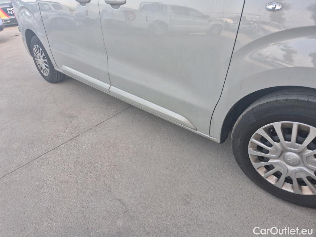  Toyota  Proace TOYOTA  Verso / 2020 / 5P / monovolumen 1.5D 120CV VX SHUTTLE L1 #4