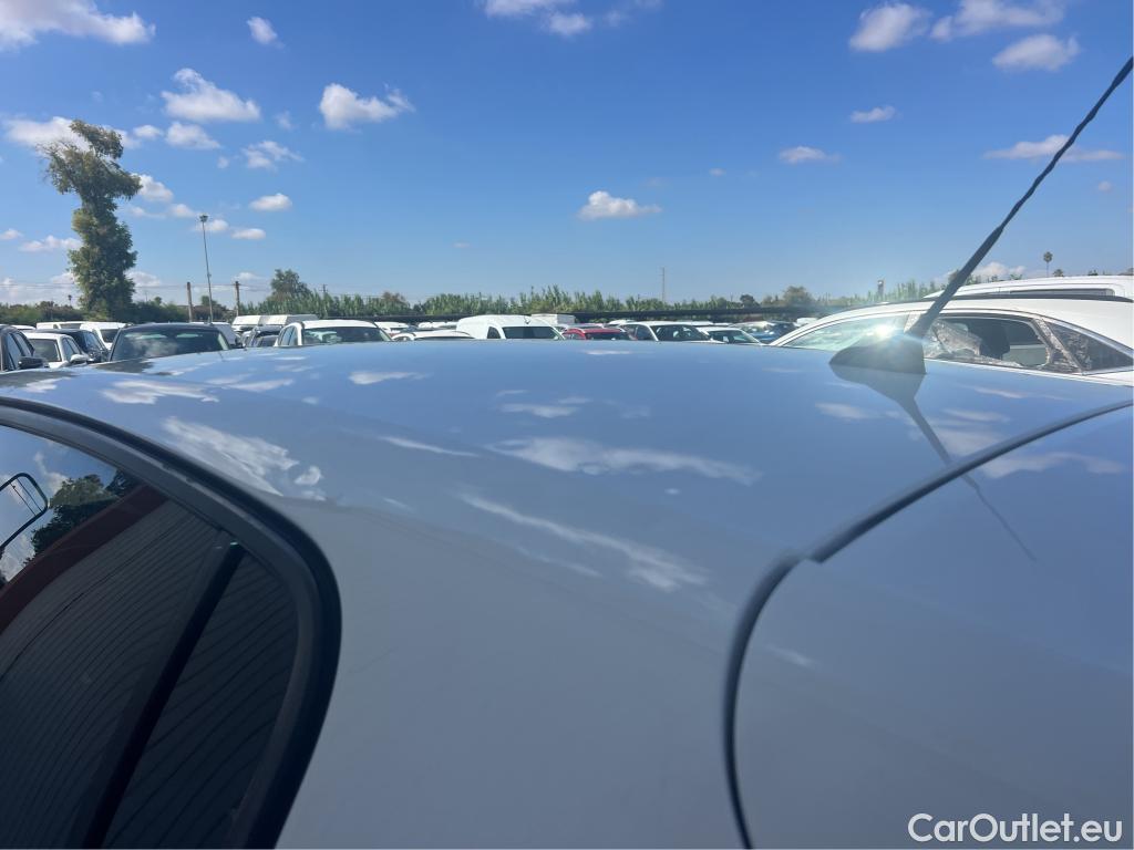  Peugeot  308 PEUGEOT  / 2017 / 5P / berlina con portón 5p Style BlueHDi 130 S&S #3