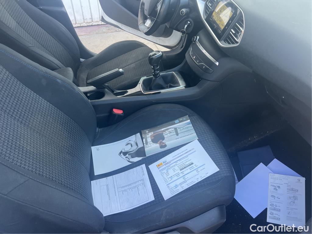  Peugeot  308 PEUGEOT  / 2017 / 5P / berlina con portón 5p Style BlueHDi 130 S&S #36