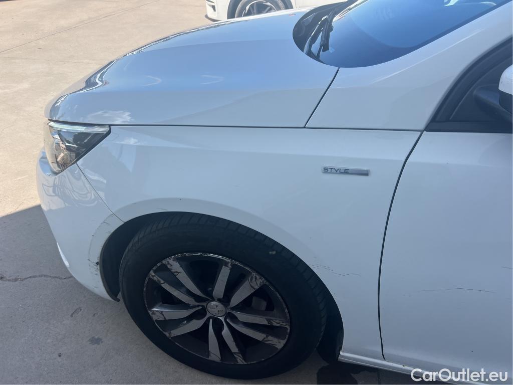 Peugeot  308 PEUGEOT  / 2017 / 5P / berlina con portón 5p Style BlueHDi 130 S&S #40