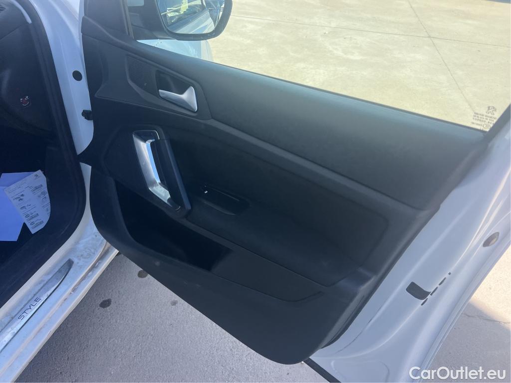  Peugeot  308 PEUGEOT  / 2017 / 5P / berlina con portón 5p Style BlueHDi 130 S&S #35