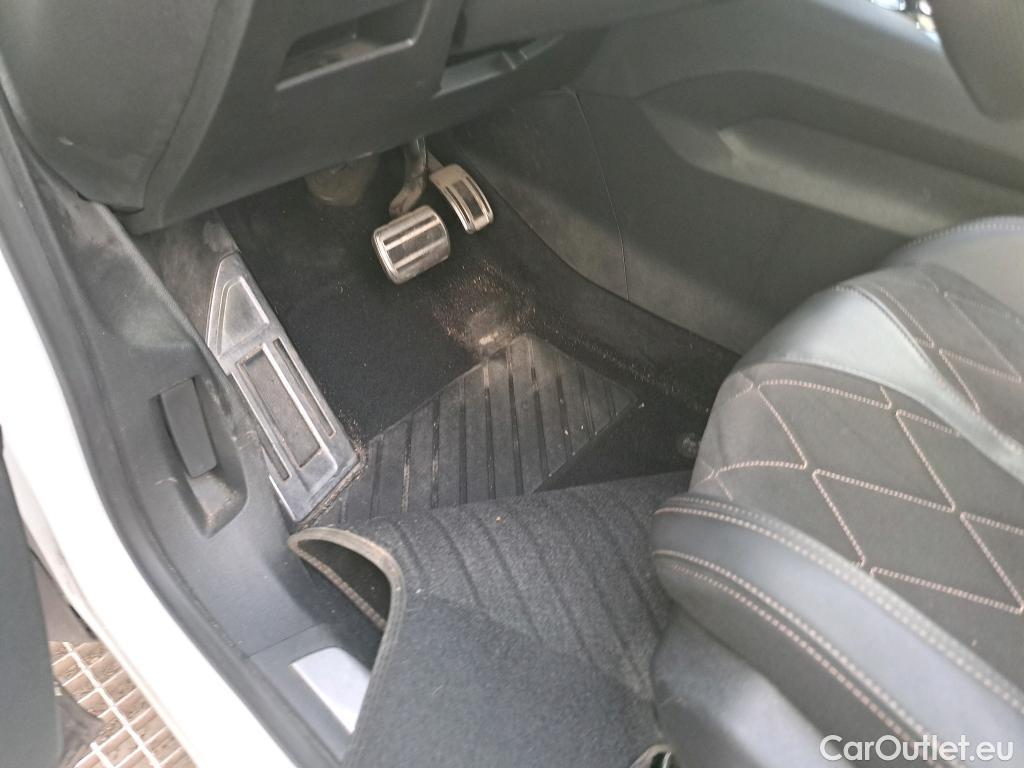  Peugeot  5008 PEUGEOT  / 2017 / 5P / todoterreno GT 2.0L BlueHDi 133kW (180CV) S&S EAT8 #7