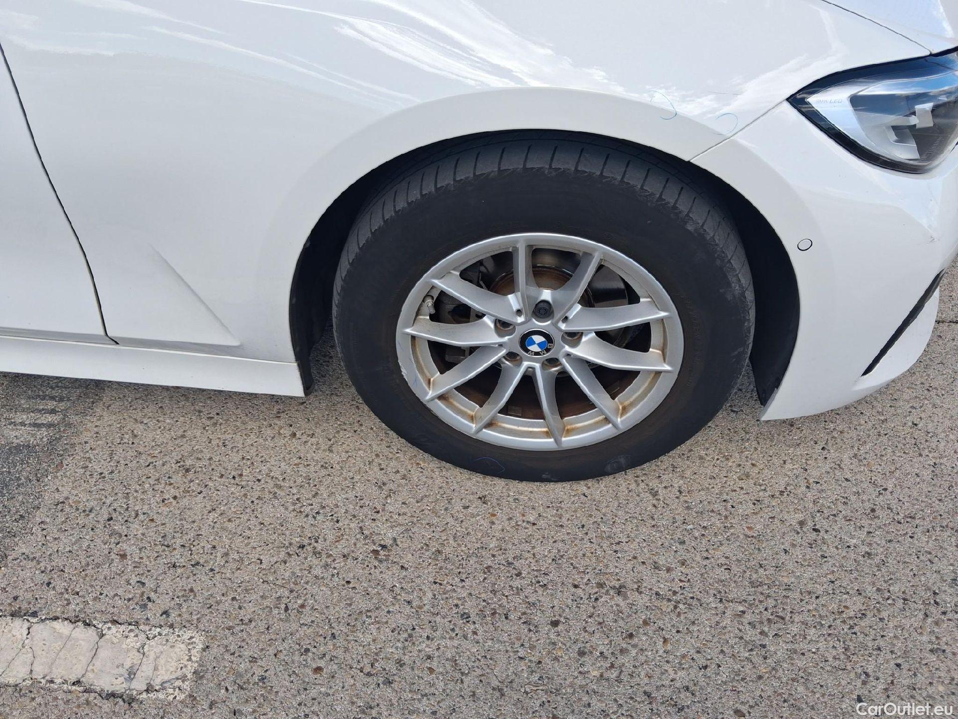 Bmw  Serie 3 BMW  / 2018 / 4P / sedán 318d Auto. #23