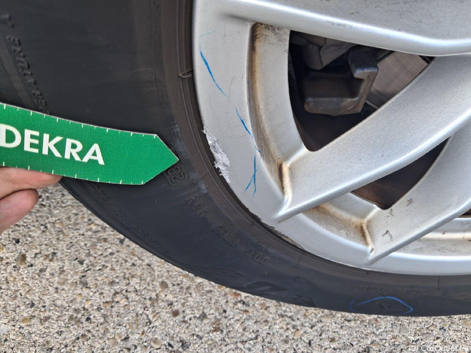  Bmw  Serie 3 BMW  / 2018 / 4P / sedán 318d Auto. #22