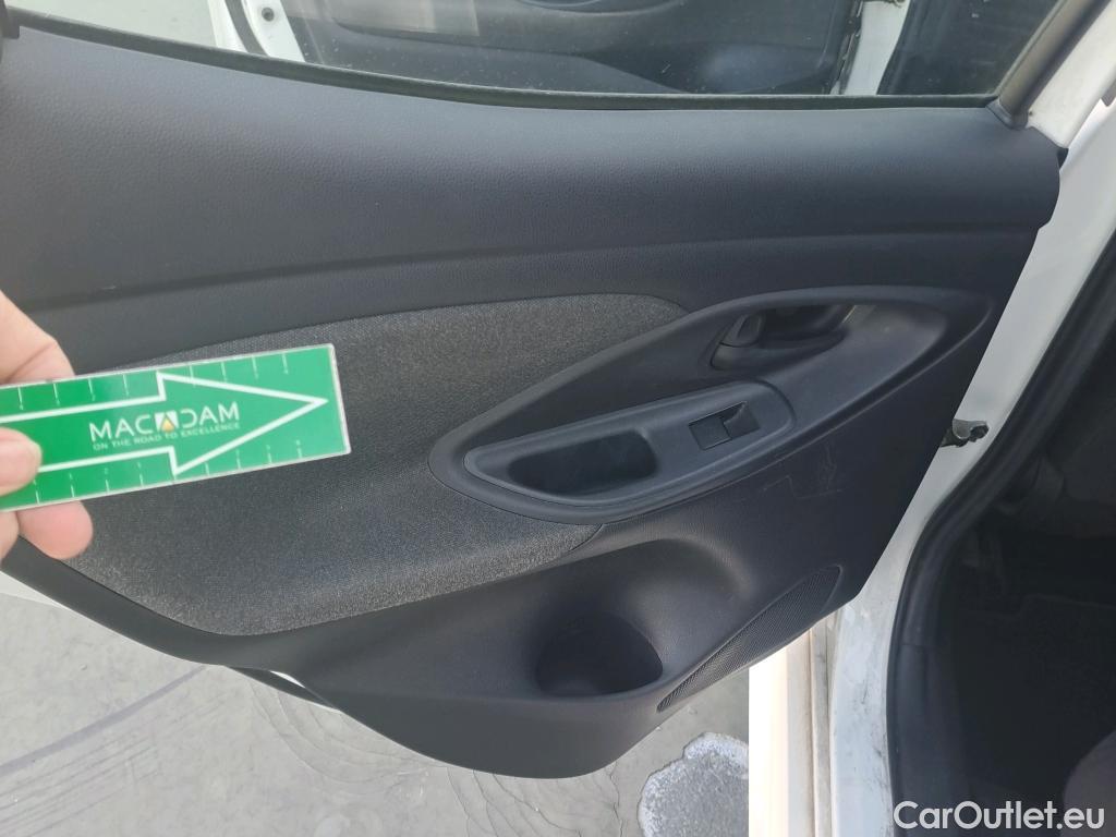  Toyota  Yaris TOYOTA  / 2020 / 5P / berlina con portón 1.5 120H Active Tech #47