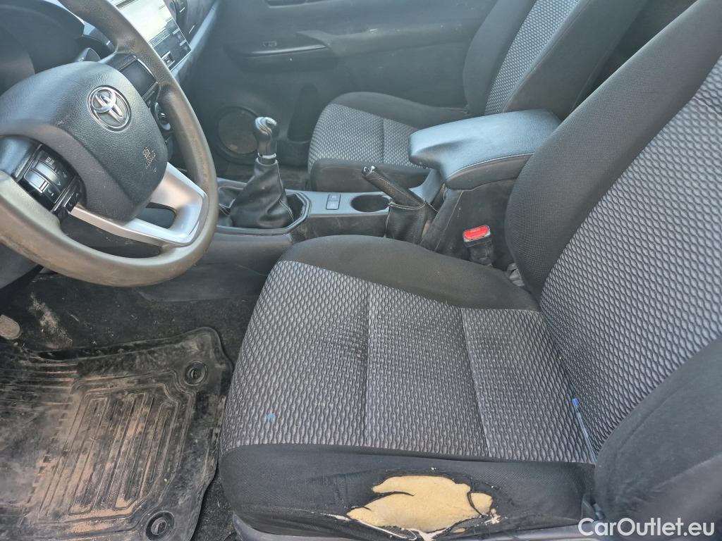  Toyota  Hilux TOYOTA  / 2016 / 2P / pickup 2.4 D-4D Cabina Sencilla GX #37