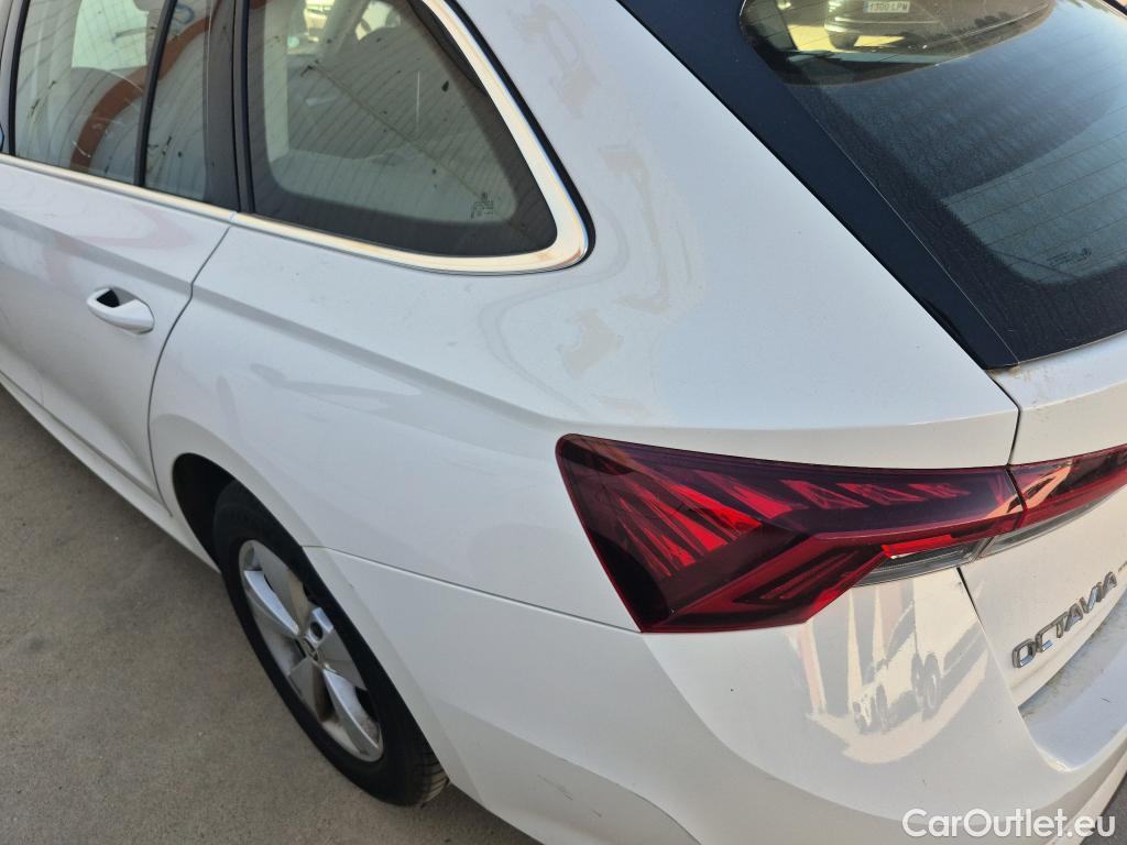  Skoda  Octavia SKODA  / 2020 / 5P / familiar Combi 2.0 TDI 85kW(115CV) Man Ambition #17