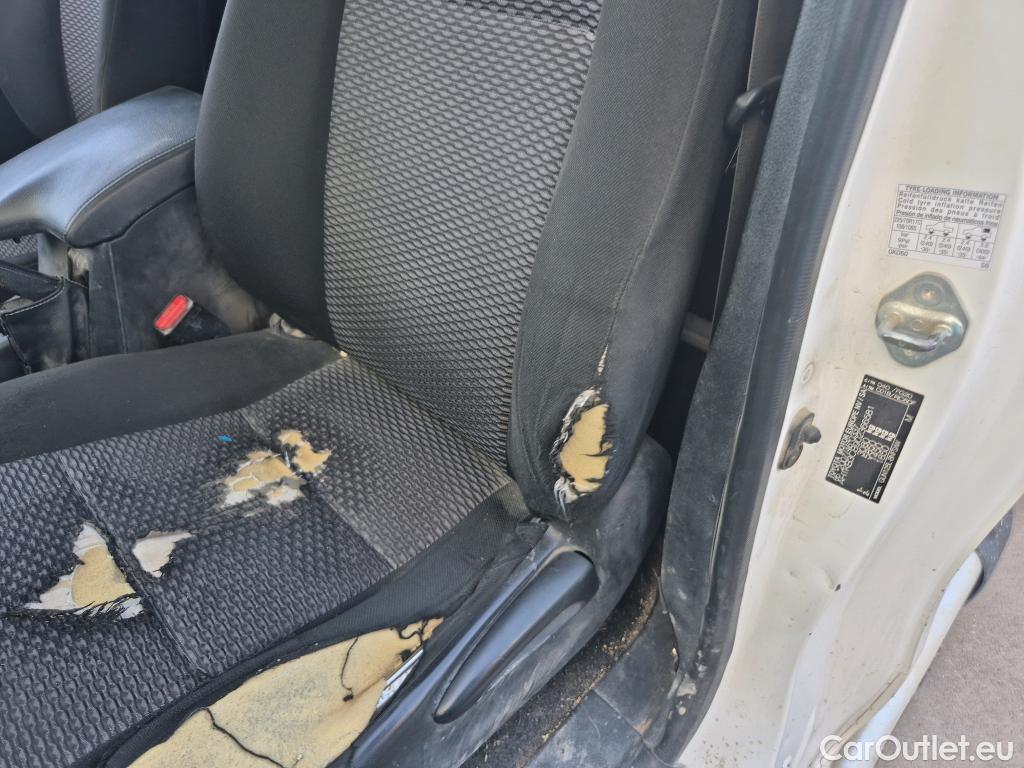  Toyota  Hilux TOYOTA  / 2016 / 2P / pickup 2.4 D-4D Cabina Sencilla GX #37