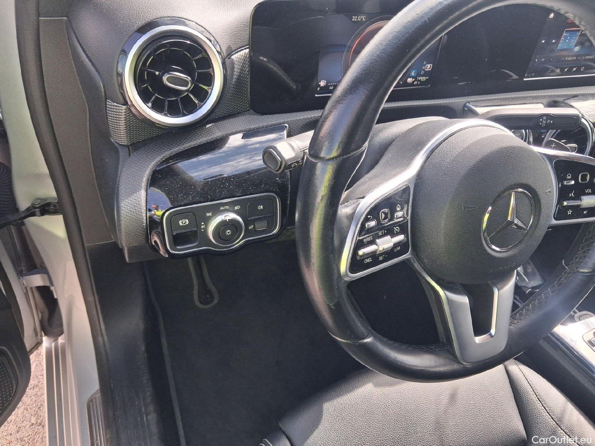  Mercedes  A-Klasse MERCEDES-BENZ Clase A / 2018 / 5P / berlina con portón A 250 e #2