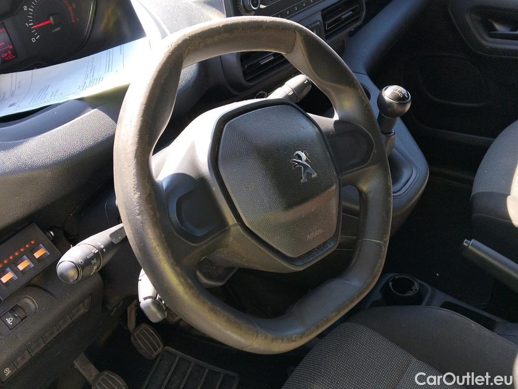  Peugeot  Partner PEUGEOT  / 2018 / 3P / furgón derivado de turismo Pro Standard 1000kg BlueHDi 73kW #48