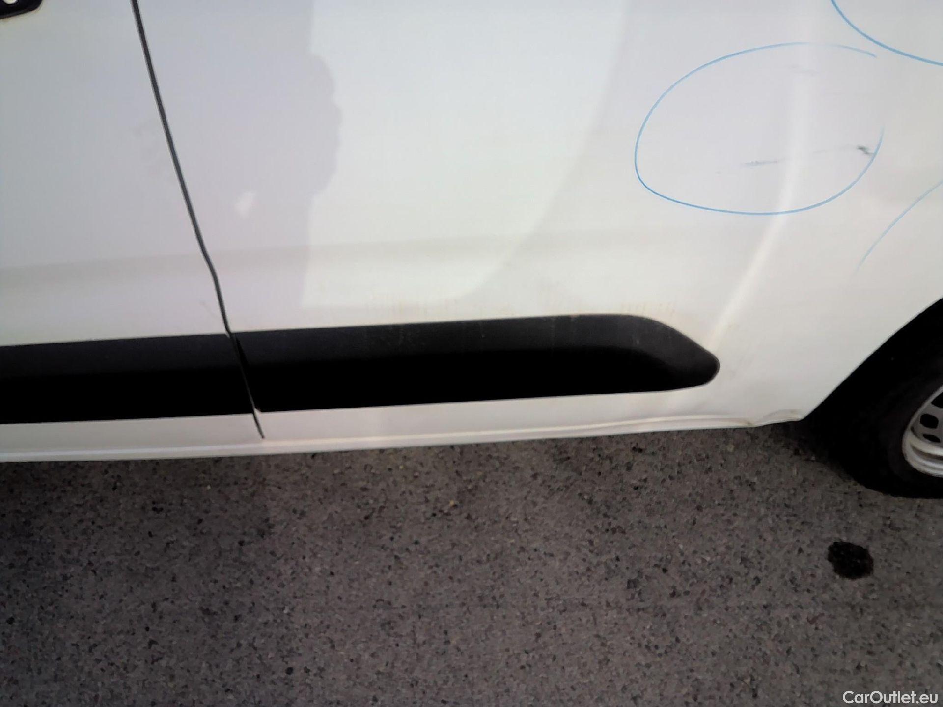  Citroen  Berlingo CITROEN  / 2018 / 4P / combi Talla M BlueHDi 100 LIVE (AC) #28