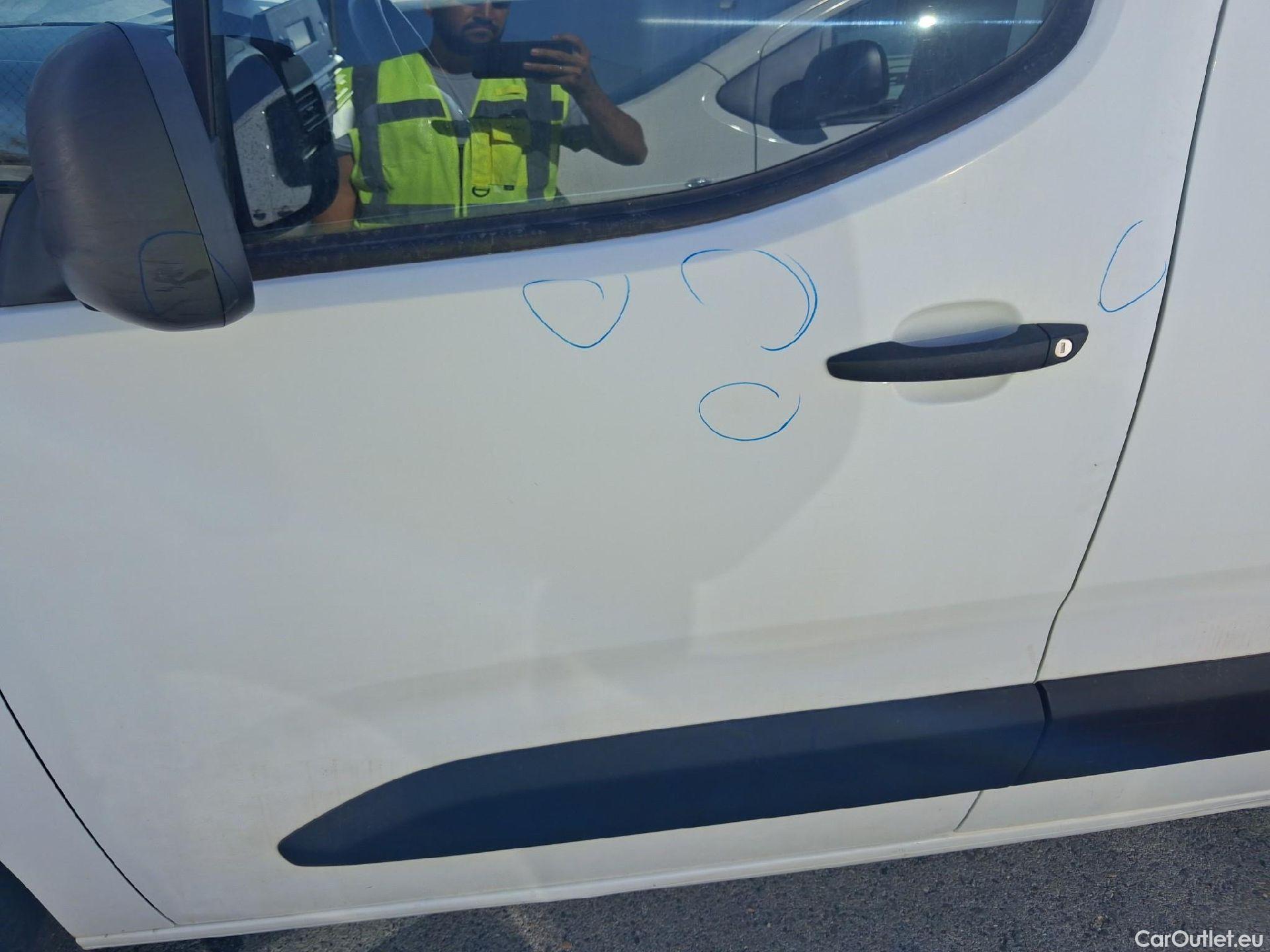  Citroen  Berlingo CITROEN  / 2018 / 4P / combi Talla M BlueHDi 100 LIVE (AC) #22