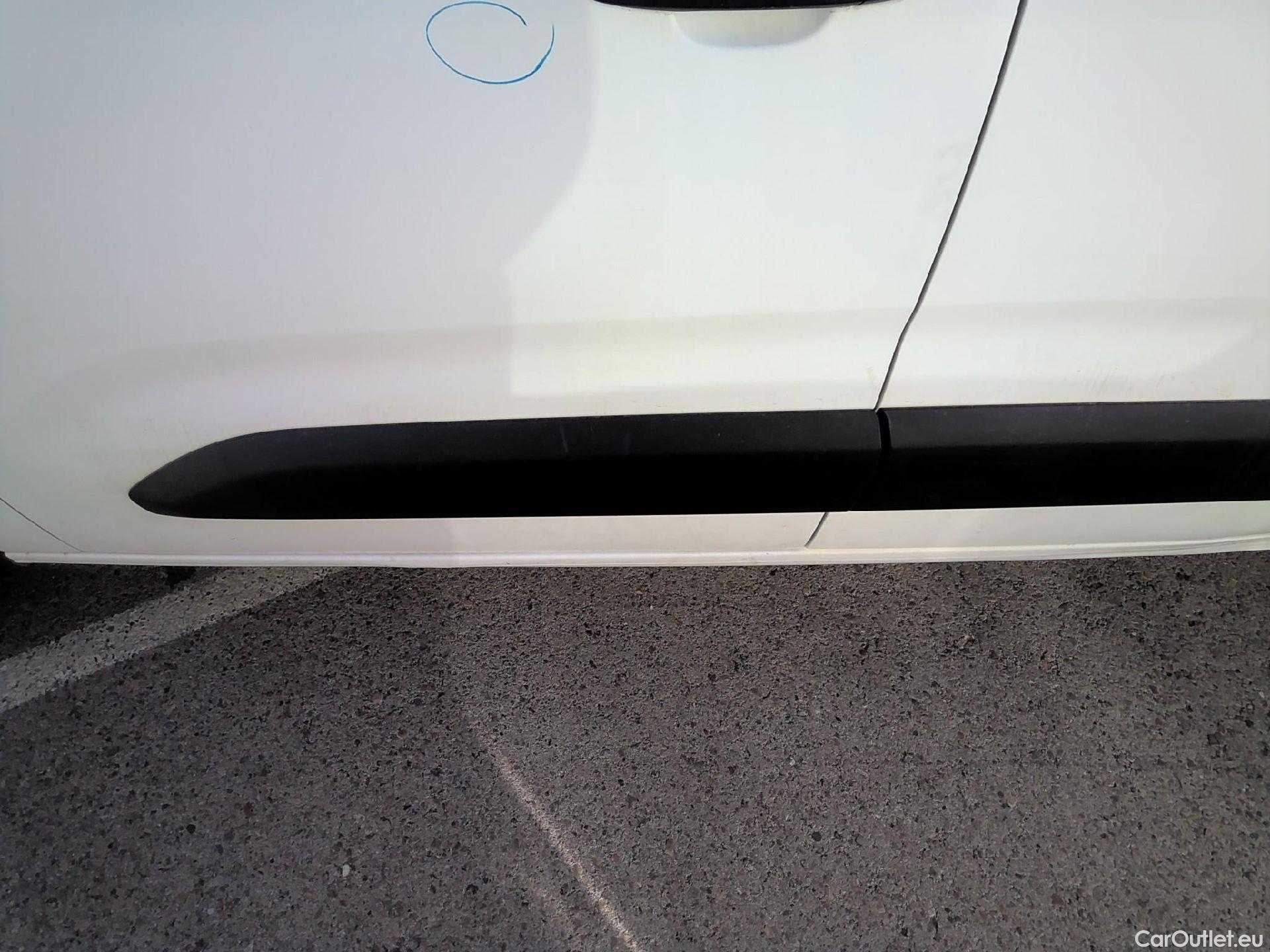  Citroen  Berlingo CITROEN  / 2018 / 4P / combi Talla M BlueHDi 100 LIVE (AC) #26