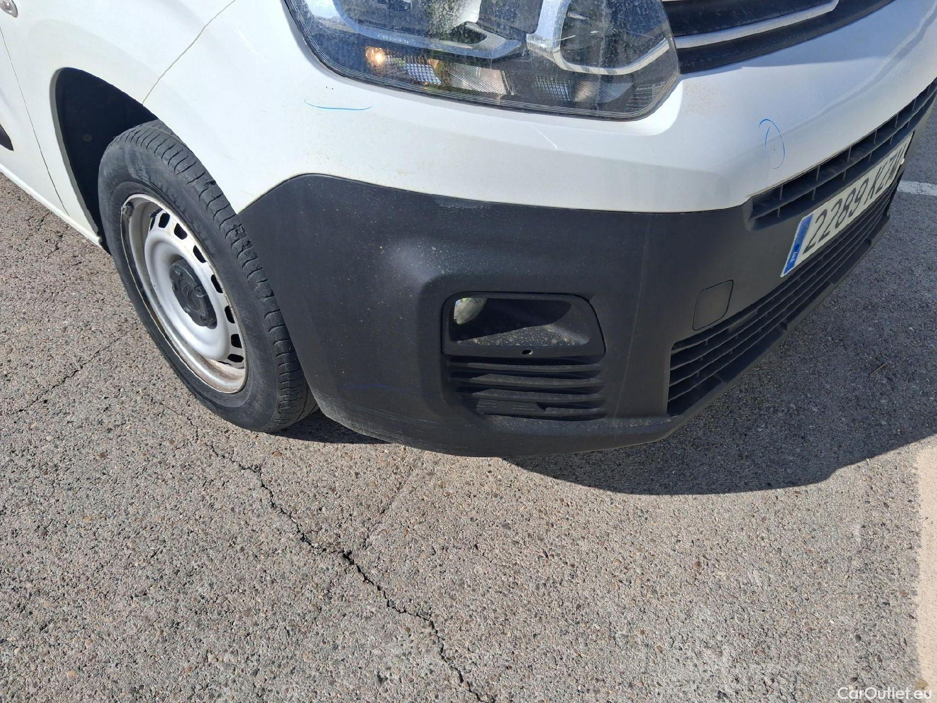  Citroen  Berlingo CITROEN  / 2018 / 4P / combi Talla M BlueHDi 100 LIVE (AC) #19