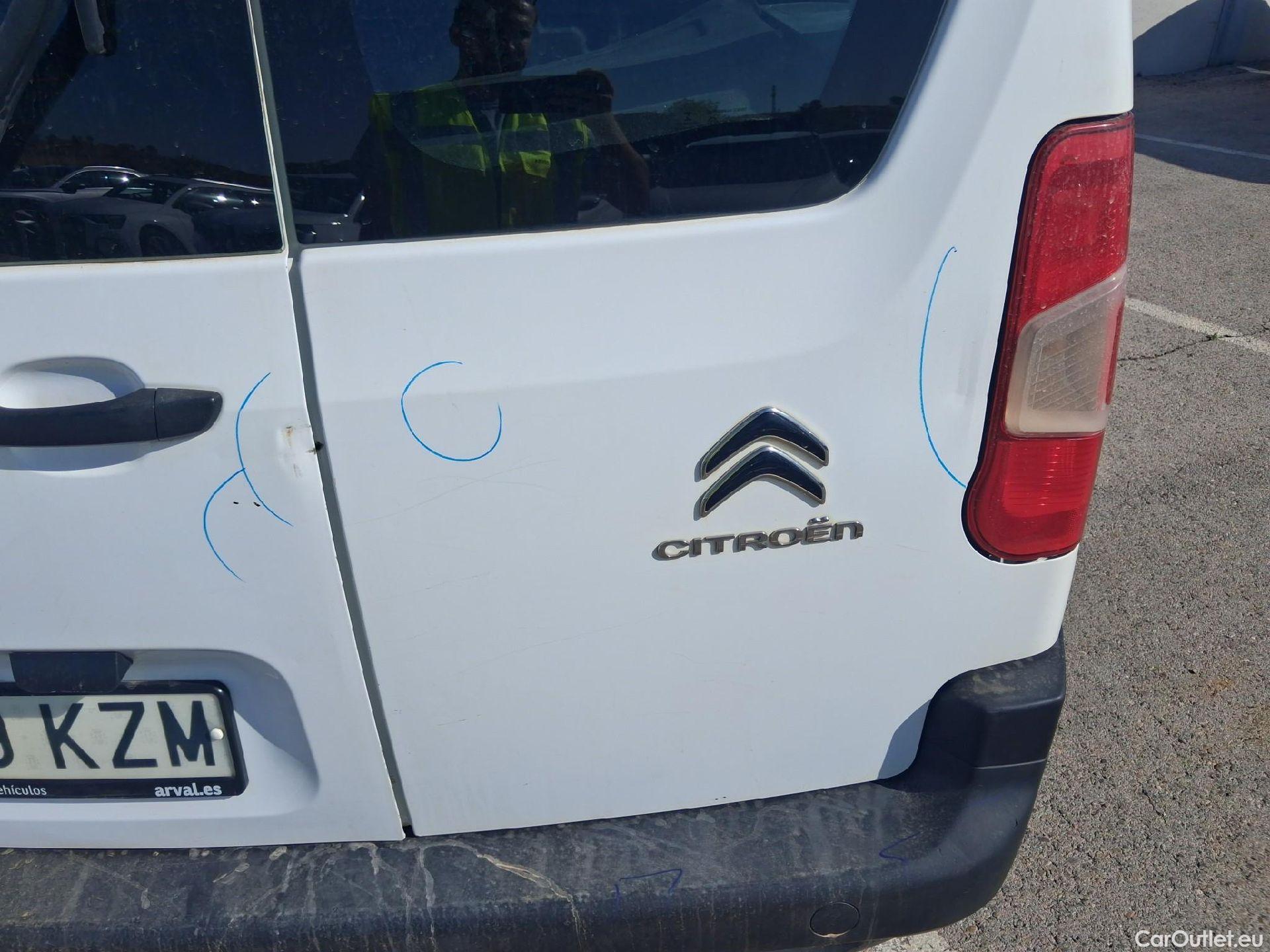  Citroen  Berlingo CITROEN  / 2018 / 4P / combi Talla M BlueHDi 100 LIVE (AC) #38