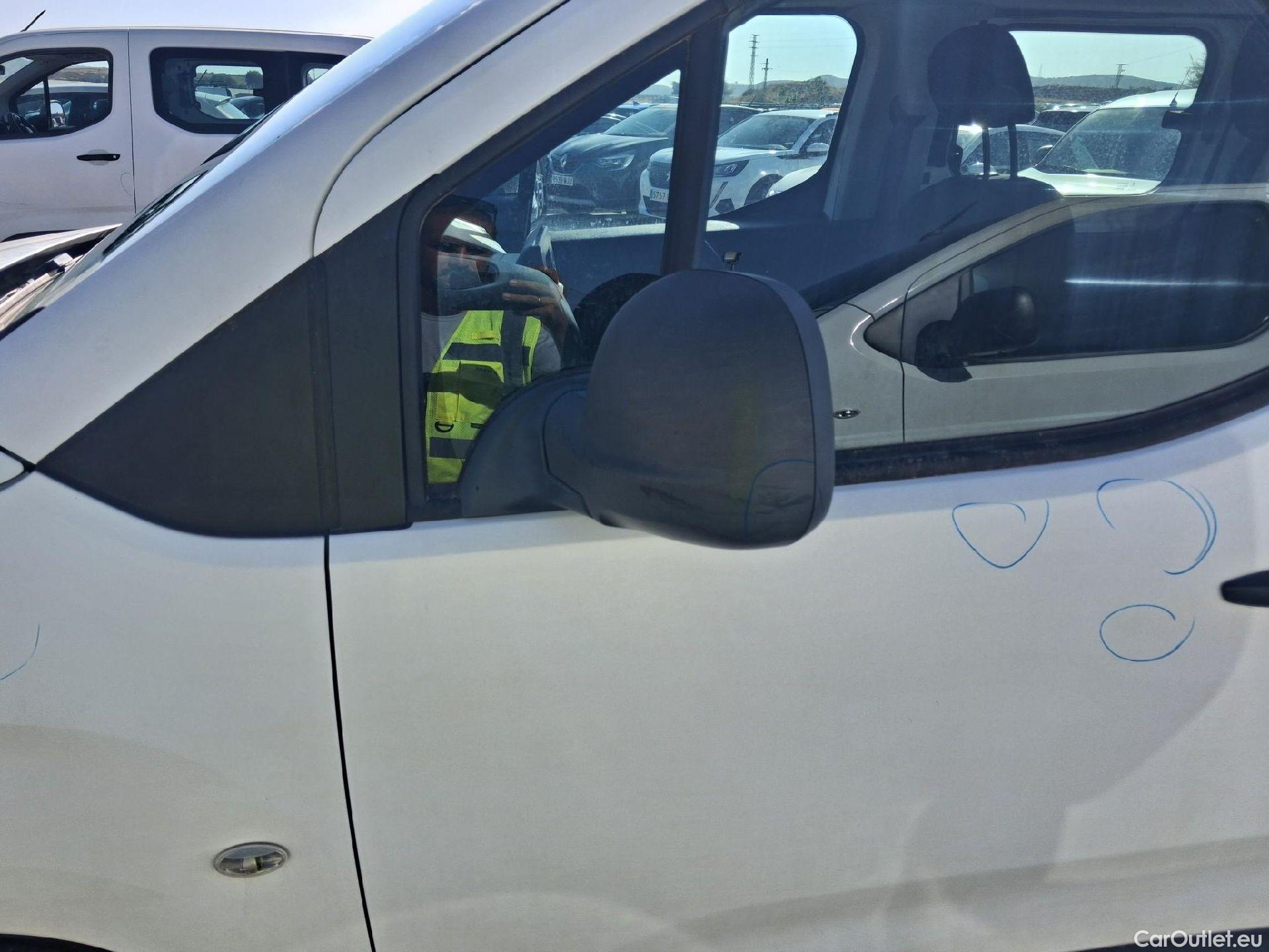  Citroen  Berlingo CITROEN  / 2018 / 4P / combi Talla M BlueHDi 100 LIVE (AC) #24